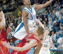 j9九游会在线 -Faker遭遇五连败，雄鹿教练面临压力！